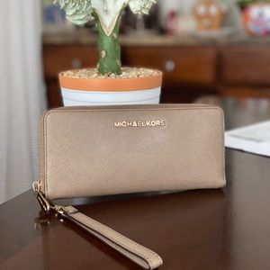 Wristlet for women